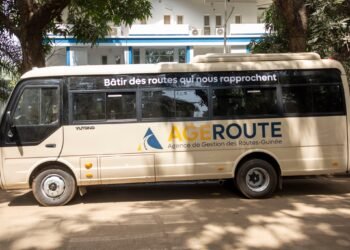 AGEROUTE Guinée renforce la mobilité de son personnel avec deux bus de transport