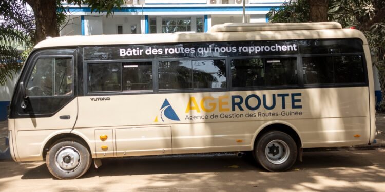 AGEROUTE Guinée renforce la mobilité de son personnel avec deux bus de transport