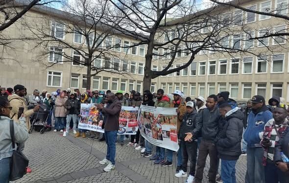 Allemagne : Des Guinéens manifestent devant le parlement régional de Hanovre contre les expulsions de migrants