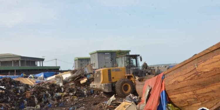 Conakry : une large opération de déguerpissement menée au débarcadère de Boulbinet