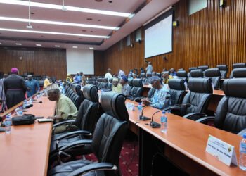 En direct du CNT : conseillers et journalistes prennent place avant l’arrivée de Dansa Kourouma pour l’examen de la LFI 2026.
