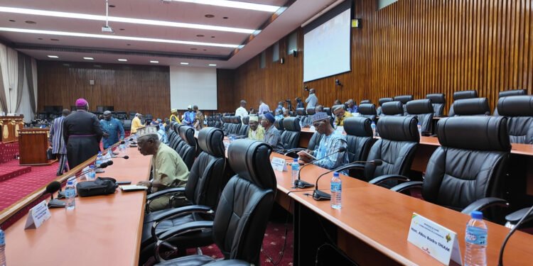 En direct du CNT : conseillers et journalistes prennent place avant l’arrivée de Dansa Kourouma pour l’examen de la LFI 2026.