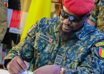 Urgent : le président Mamadi Doumbouya, élève Fodé Kanté, Doura Chérif, Alphonse Aboly ainsi que plusieurs magistrats au rang de Commandeur de l’Ordre national du Mérite.