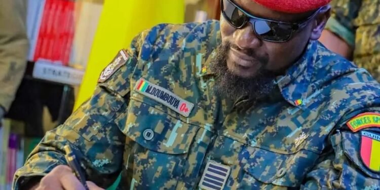 Urgent : le président Mamadi Doumbouya, élève Fodé Kanté, Doura Chérif, Alphonse Aboly ainsi que plusieurs magistrats au rang de Commandeur de l’Ordre national du Mérite.