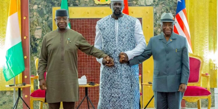 Sommet sur les différends frontaliers : Mamadi Doumbouya aux côtés de ses homologues du Libéria et de la Sierra Leone