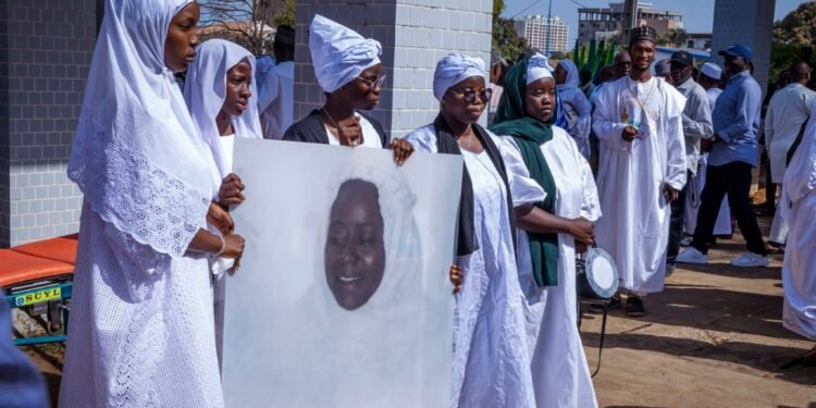 Levée de corps de Hadja Fatou Dabo : le ministre Mourana Soumah rend un dernier hommage émouvant à sa chère mère.