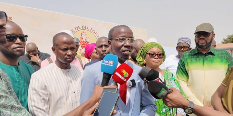 Les « Moulins d’Afrique » offrent des denrées alimentaires aux boulangers et pâtissiers guinéens « Nous ferons bon usage de ces dons » promet le président de la FENABPAG