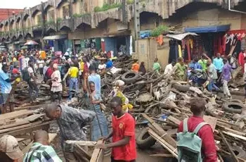 Madina/Conakry : le Directeur général de la Police nationale a supervisé une nouvelle opération de déguerpissement sur le terrain.