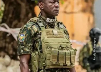 Décrets : le Général Saa Alphonse Touré, commandant du BATA, promu au rang de Commandeur de l’Ordre national du Mérite.