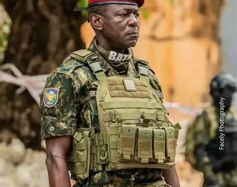 Décrets : le Général Saa Alphonse Touré, commandant du BATA, promu au rang de Commandeur de l’Ordre national du Mérite.