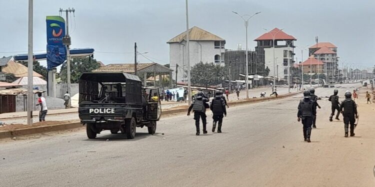 Présidentielle du 28 décembre en Guinée : A Conakry, de graves  incidents signalés au bureau de vote de Wanindara dispensaire