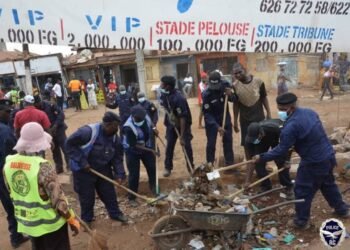 KM36 (Sanoyah) : les services de sécurité prennent part à l’assainissement du grand marché.