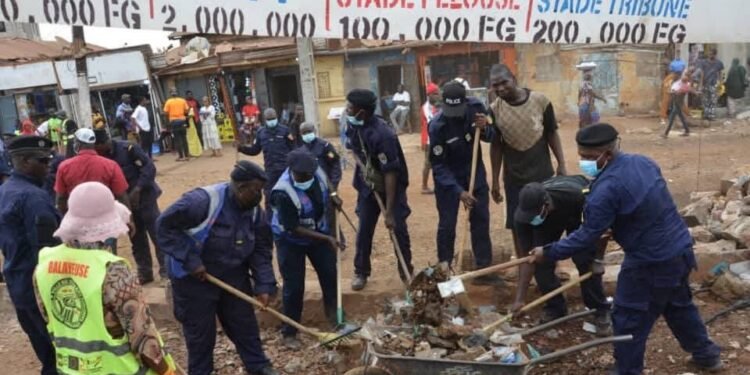KM36 (Sanoyah) : les services de sécurité prennent part à l’assainissement du grand marché.