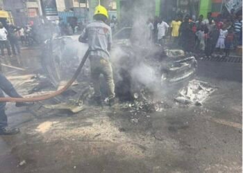 Gbessia / Conakry : un véhicule s’embrase en pleine circulation, causant d’importants dégâts matériels