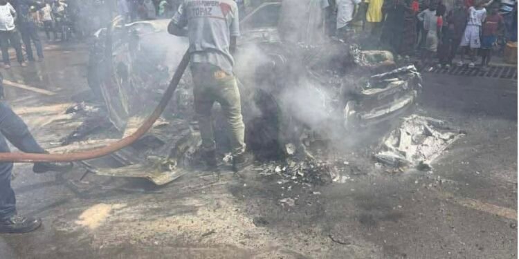 Gbessia / Conakry : un véhicule s’embrase en pleine circulation, causant d’importants dégâts matériels