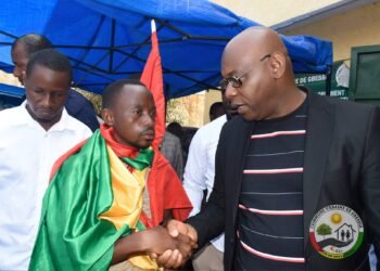 Guinée : un jeune parcourt à pied la distance entre Kankan et Conakry pour honorer une promesse au Chef de l’État