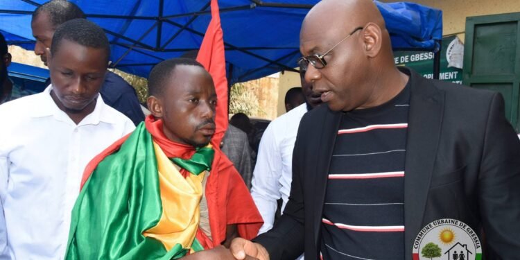 Guinée : un jeune parcourt à pied la distance entre Kankan et Conakry pour honorer une promesse au Chef de l’État