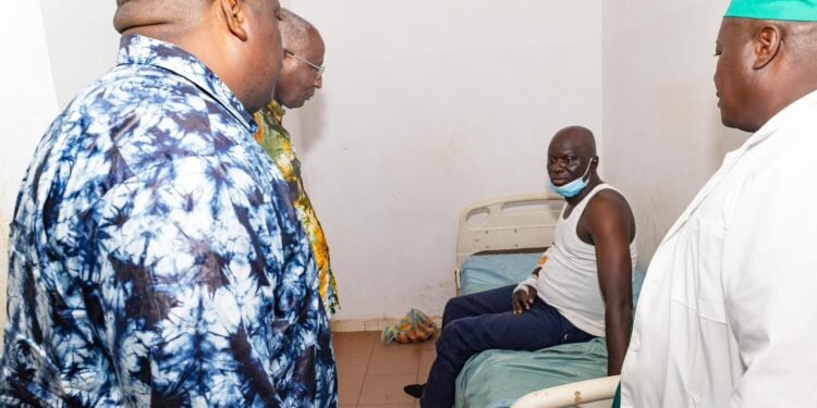 Boffa : le Premier ministre au chevet des agents blessés après l’incendie d’une vedette