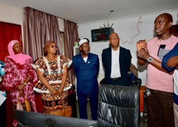 Coopération institutionnelle : des conseillers du CNT effectuent une visite guidée des locaux de la HAC