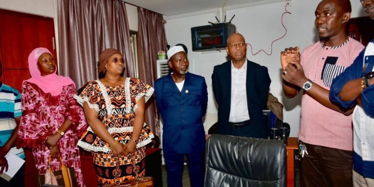 Coopération institutionnelle : des conseillers du CNT effectuent une visite guidée des locaux de la HAC