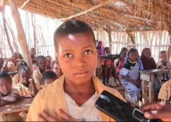 Gomba Waliah / Kindia : des élèves contraints d’étudier dans des abris de fortune faute de salles de classe