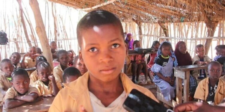 Gomba Waliah / Kindia : des élèves contraints d’étudier dans des abris de fortune faute de salles de classe