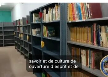 Boké : le préfet inaugure la bibliothèque communale de Kamsar, rénovée par la CBG.