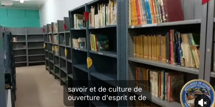 Boké : le préfet inaugure la bibliothèque communale de Kamsar, rénovée par la CBG.