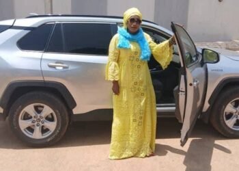 Kankan : Kadiatou Konaté reçoit un véhicule après une polémique sur les réseaux sociaux (source : Gbenakndjamana)