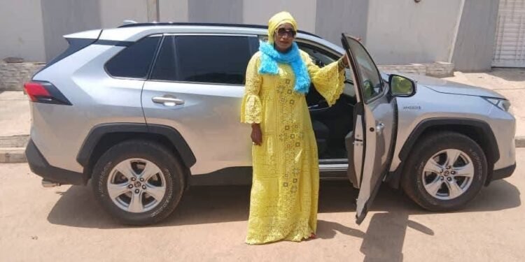 Kankan : Kadiatou Konaté reçoit un véhicule après une polémique sur les réseaux sociaux (source : Gbenakndjamana)