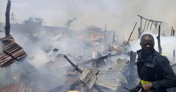 Kindia : un violent incendie ravage provoque assez de dégâts matériels au quartier Caravanserail