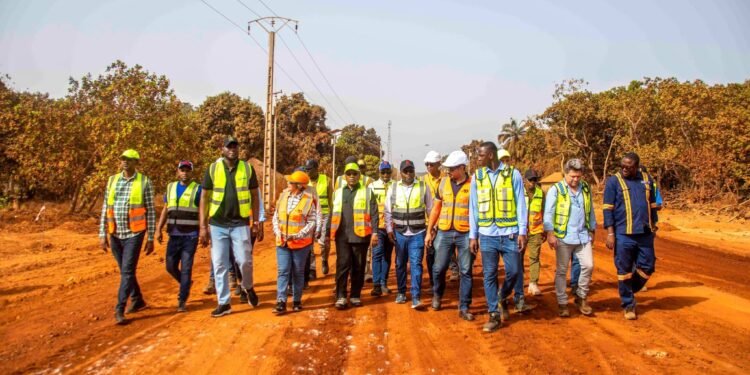 Boké – Gaoual : le Ministre des Infrastructures en visite sur le chantier pour évaluer l’avancement des travaux