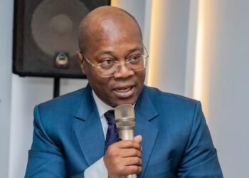 Renforcement des infrastructures de transport en Guinée : le ministre Ousmane Gaoual Diallo accueille des investisseurs français.