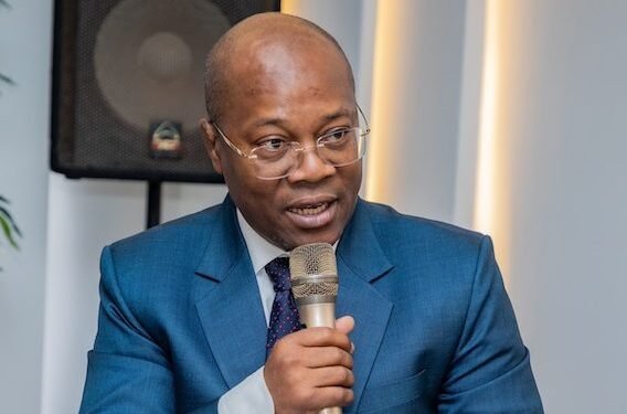 Renforcement des infrastructures de transport en Guinée : le ministre Ousmane Gaoual Diallo accueille des investisseurs français.