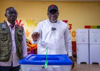 Triple scrutin en Guinée : le ministre Mourana Soumah vote à Dixinn Centre et se felicite du déroulement du vote
