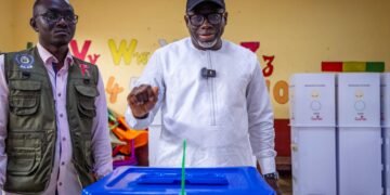 Triple scrutin en Guinée : le ministre Mourana Soumah vote à Dixinn Centre et se felicite du déroulement du vote