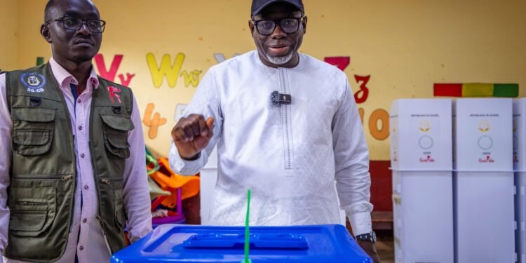 Triple scrutin en Guinée : le ministre Mourana Soumah vote à Dixinn Centre et se felicite du déroulement du vote