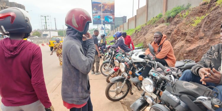 Infrastructures : des citoyens de Conakry  saluent  les travaux réalisés sur le réseau routier par  l&rsquo;AGEROUTE ( Reportage)