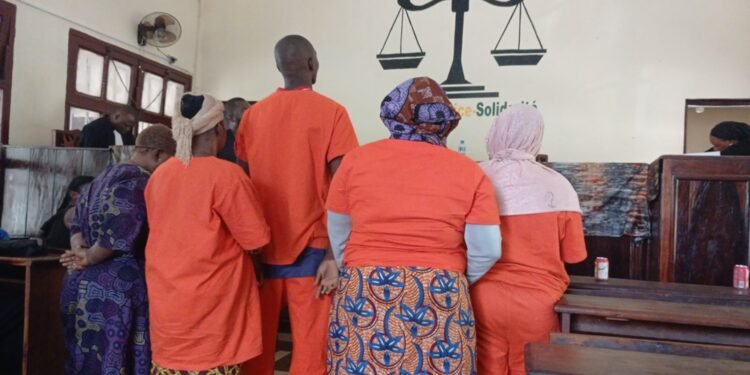 TPI de Kindia : le parquet requiert cinq ans de prison ferme contre quatre femmes et un homme pour « association de malfaiteurs, vol aggravé et complicité ».