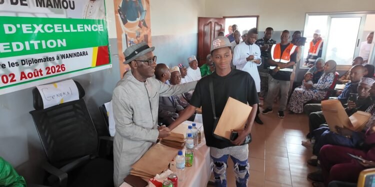Sous le haut patronage des sages de Mamou, l&rsquo;Association des Ressortissants de Niagara (ARENA), dirigée par Elhadj Nouhou Diallo, a organisé, ce dimanche, au Groupe scolaire Les Diplomates de Wanindara, une cérémonie de remise de satisfécits aux élèves ressortissants de Niagara admis au baccalauréat, en reconnaissance de leurs brillants résultats.Cette initiative, qui vise à promouvoir l&rsquo;excellence et à encourager la jeunesse à poursuivre ses efforts, a réuni de nombreux ressortissants de Niagara, des parents d&rsquo;élèves ainsi que plusieurs invités venus célébrer les nouveaux bacheliers.Dans son allocution, le président de l&rsquo;ARENA, Elhadj Nouhou Diallo, a insisté sur l&rsquo;importance du savoir comme principal levier de développement. Il a rappelé que l&rsquo;éducation constitue la plus grande richesse qu&rsquo;une communauté puisse offrir à sa jeunesse, expliquant que c&rsquo;est cette conviction qui a motivé l&rsquo;association à récompenser les fils et filles de Niagara qui se sont distingués au baccalauréat.Au-delà de l&rsquo;encouragement des élèves, Elhadj Nouhou Diallo a également annoncé une contribution symbolique d&rsquo;un million de francs guinéens, au nom de l&rsquo;ARENA, afin de lancer les premières démarches en vue de la réhabilitation des pistes rurales de Niagara, dans le but de désenclaver la sous-préfecture. Cette initiative s&rsquo;inscrit dans la volonté de contribuer au développement de la localité, confrontée à un manque criant d&rsquo;infrastructures et de services de base.Cette annonce a été chaleureusement accueillie par les ressortissants de Niagara présents à la cérémonie. Les fils et filles de la sous-préfecture ont salué l&rsquo;engagement constant d&rsquo;Elhadj Nouhou Diallo en faveur du développement de Niagara depuis son élection à la tête de l&rsquo;Association des Ressortissants de Niagara.Plusieurs intervenants ont exprimé leur satisfaction face aux actions entreprises par l&rsquo;ARENA, estimant qu&rsquo;elles traduisent une volonté réelle d&rsquo;accompagner le progrès de Niagara, tant sur le plan éducatif que socio-économique.À travers cette double initiative, consistant à récompenser l&rsquo;excellence scolaire et à soutenir un projet de développement local, l&rsquo;ARENA réaffirme sa détermination à contribuer au rayonnement de Niagara et à mobiliser ses ressortissants autour d&rsquo;une vision commune de progrès, de solidarité et de développement.