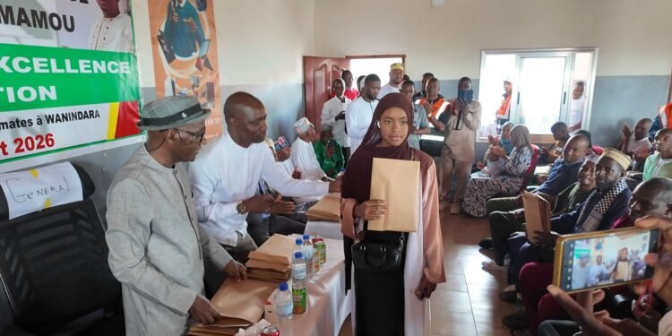 Conakry : l&rsquo;Association des Ressortissants de Niagara, dirigée par le cambiste Elhadj Nouhou Diallo, honore les lauréats de la sous-préfecture admis au baccalauréat