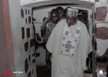 BOKÉ : Sur les traces de la traite négrière, Moussa Moïse Sylla sonne l’alerte pour sauver le patrimoine   À l’occasion de la cérémonie de lancement des travaux du Musée régional et du Centre culturel régional de Boké, le ministre de la Culture, du Tourisme et de l’Artisanat, Moussa Moïse Sylla, s’est rendu sur plusieurs sites majeurs du patrimoine de la région. Accompagné de responsables culturels, le ministre a notamment visité le Musée régional, le « chemin du non-retour », les anciennes cellules ayant servi à la détention des captifs durant la traite négrière ainsi que le Centre d’exposition artisanale. Au Musée régional, Moussa Moïse Sylla a pris connaissance de plusieurs collections consacrées à l’histoire et aux traditions des populations Baga, Landouma et Nalu. Face à l’état de conservation préoccupant de certains objets, il a instruit le directeur du Musée national de Guinée de proposer des mesures adaptées afin d’assurer leur protection. Il a également annoncé la perspective de faire de ce musée un espace spécialisé dans la mémoire de la traite transatlantique dans la région de Boké. La découverte du « chemin du non-retour » et des anciennes geôles a ensuite permis au ministre de mesurer la portée historique de ces lieux, marqués par la souffrance des populations victimes de la traite. Il a insisté sur la nécessité d’améliorer la documentation, l’entretien et la mise en valeur de ces sites, considérés comme des composantes majeures de la mémoire nationale. Moussa Moïse Sylla a, dans ce cadre, rappelé que la restauration des sites historiques et du patrimoine lié à la traite négrière figure parmi les actions prévues dans le programme Simandou 2040 relevant de son département. Dernière étape de la visite : le Centre d’exposition artisanale, où le ministre a découvert plusieurs créations issues des savoir-faire locaux. Cette halte a mis en évidence le rôle de l’artisanat dans la transmission de l’identité culturelle et dans le développement du secteur. À travers ces différentes initiatives, les autorités entendent renforcer les