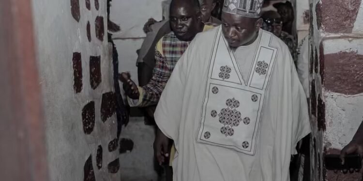 BOKÉ : Sur les traces de la traite négrière, Moussa Moïse Sylla sonne l’alerte pour sauver le patrimoine   À l’occasion de la cérémonie de lancement des travaux du Musée régional et du Centre culturel régional de Boké, le ministre de la Culture, du Tourisme et de l’Artisanat, Moussa Moïse Sylla, s’est rendu sur plusieurs sites majeurs du patrimoine de la région. Accompagné de responsables culturels, le ministre a notamment visité le Musée régional, le « chemin du non-retour », les anciennes cellules ayant servi à la détention des captifs durant la traite négrière ainsi que le Centre d’exposition artisanale. Au Musée régional, Moussa Moïse Sylla a pris connaissance de plusieurs collections consacrées à l’histoire et aux traditions des populations Baga, Landouma et Nalu. Face à l’état de conservation préoccupant de certains objets, il a instruit le directeur du Musée national de Guinée de proposer des mesures adaptées afin d’assurer leur protection. Il a également annoncé la perspective de faire de ce musée un espace spécialisé dans la mémoire de la traite transatlantique dans la région de Boké. La découverte du « chemin du non-retour » et des anciennes geôles a ensuite permis au ministre de mesurer la portée historique de ces lieux, marqués par la souffrance des populations victimes de la traite. Il a insisté sur la nécessité d’améliorer la documentation, l’entretien et la mise en valeur de ces sites, considérés comme des composantes majeures de la mémoire nationale. Moussa Moïse Sylla a, dans ce cadre, rappelé que la restauration des sites historiques et du patrimoine lié à la traite négrière figure parmi les actions prévues dans le programme Simandou 2040 relevant de son département. Dernière étape de la visite : le Centre d’exposition artisanale, où le ministre a découvert plusieurs créations issues des savoir-faire locaux. Cette halte a mis en évidence le rôle de l’artisanat dans la transmission de l’identité culturelle et dans le développement du secteur. À travers ces différentes initiatives, les autorités entendent renforcer les
