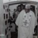 BOKÉ : Sur les traces de la traite négrière, Moussa Moïse Sylla sonne l’alerte pour sauver le patrimoine   À l’occasion de la cérémonie de lancement des travaux du Musée régional et du Centre culturel régional de Boké, le ministre de la Culture, du Tourisme et de l’Artisanat, Moussa Moïse Sylla, s’est rendu sur plusieurs sites majeurs du patrimoine de la région. Accompagné de responsables culturels, le ministre a notamment visité le Musée régional, le « chemin du non-retour », les anciennes cellules ayant servi à la détention des captifs durant la traite négrière ainsi que le Centre d’exposition artisanale. Au Musée régional, Moussa Moïse Sylla a pris connaissance de plusieurs collections consacrées à l’histoire et aux traditions des populations Baga, Landouma et Nalu. Face à l’état de conservation préoccupant de certains objets, il a instruit le directeur du Musée national de Guinée de proposer des mesures adaptées afin d’assurer leur protection. Il a également annoncé la perspective de faire de ce musée un espace spécialisé dans la mémoire de la traite transatlantique dans la région de Boké. La découverte du « chemin du non-retour » et des anciennes geôles a ensuite permis au ministre de mesurer la portée historique de ces lieux, marqués par la souffrance des populations victimes de la traite. Il a insisté sur la nécessité d’améliorer la documentation, l’entretien et la mise en valeur de ces sites, considérés comme des composantes majeures de la mémoire nationale. Moussa Moïse Sylla a, dans ce cadre, rappelé que la restauration des sites historiques et du patrimoine lié à la traite négrière figure parmi les actions prévues dans le programme Simandou 2040 relevant de son département. Dernière étape de la visite : le Centre d’exposition artisanale, où le ministre a découvert plusieurs créations issues des savoir-faire locaux. Cette halte a mis en évidence le rôle de l’artisanat dans la transmission de l’identité culturelle et dans le développement du secteur. À travers ces différentes initiatives, les autorités entendent renforcer les