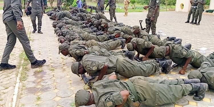 Burkina Faso : la junte impose désormais une formation militaire aux journalistes