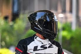 Un casque peut sauver une vie : l’AGUISER sensibilise les motards
