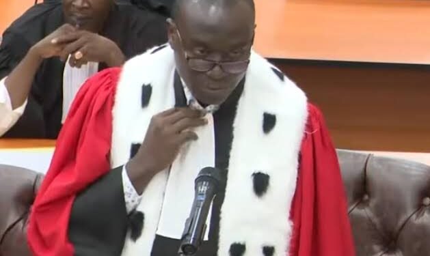 Décret : l’ancien magistrat Algassimou Diallo perd sa distinction de l’Ordre national du mérite