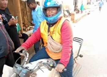 Insolite à Mamou : au volant de son engin, Mamadou Samba Barry découvre un serpent à bord de sa moto