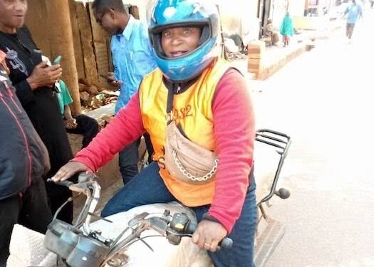 Insolite à Mamou : au volant de son engin, Mamadou Samba Barry découvre un serpent à bord de sa moto
