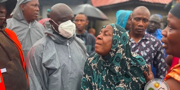 Les secours mobilisés à Dar es-Salam : plusieurs personnes ensevelies sous les ordures.